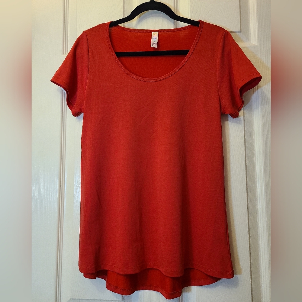 LuLaRoe Classic Tee Size Small Warm Hue Red Short Sleeve